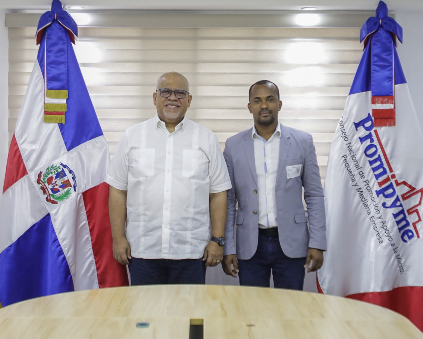 Director Pomipyme y alcalde de San Francisco-Vicentillo sostienen dialogo